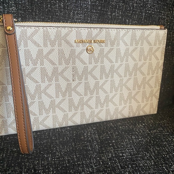 Michael wristlet like new - Picture 3 of 7